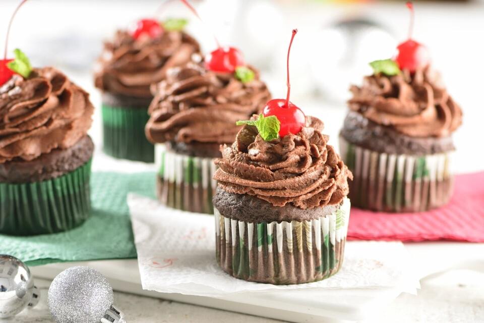 Cupcakes de chocolate y cereza